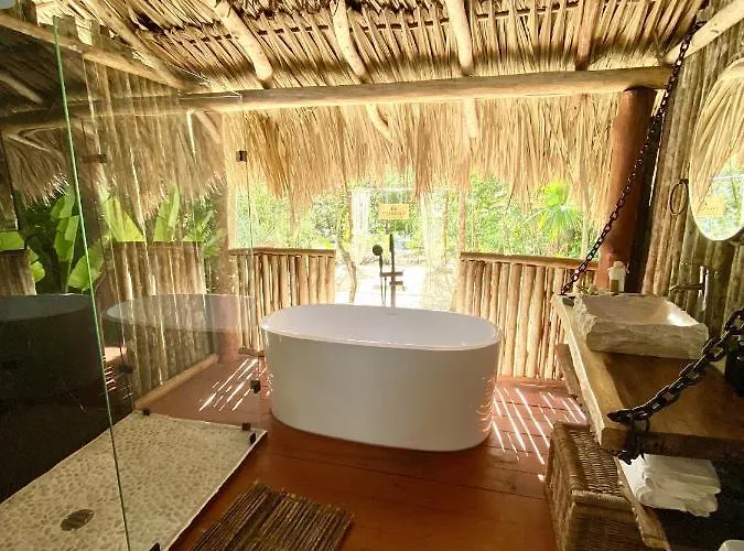 Nuscaa Boutique Tree House & 4*